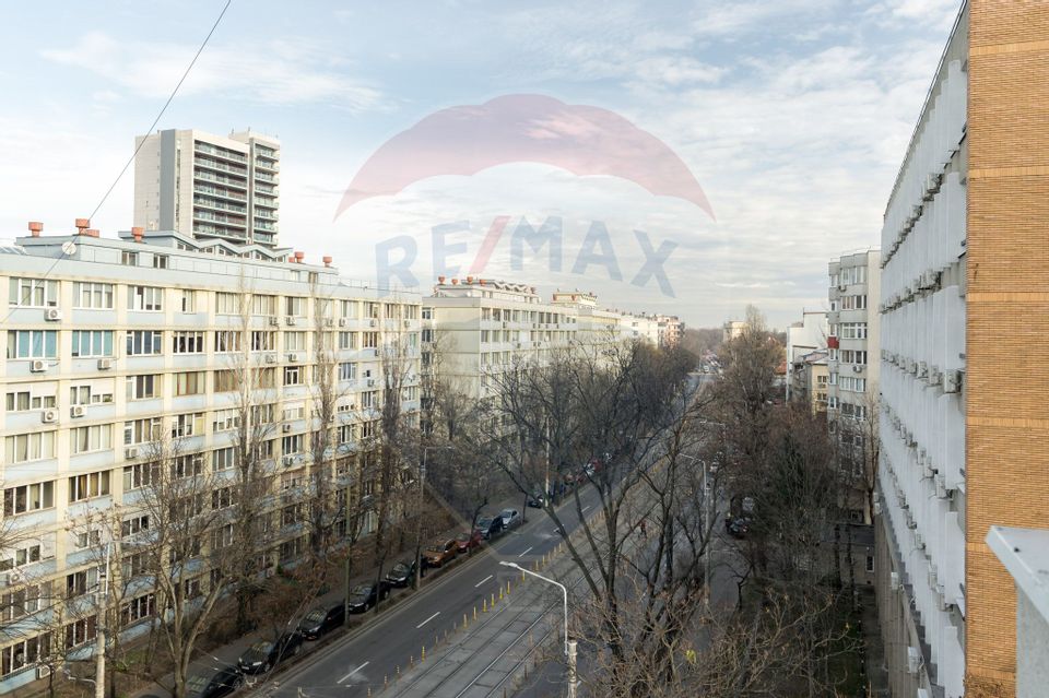 Apartament cu 3 camere de vânzare în zona 1 Mai