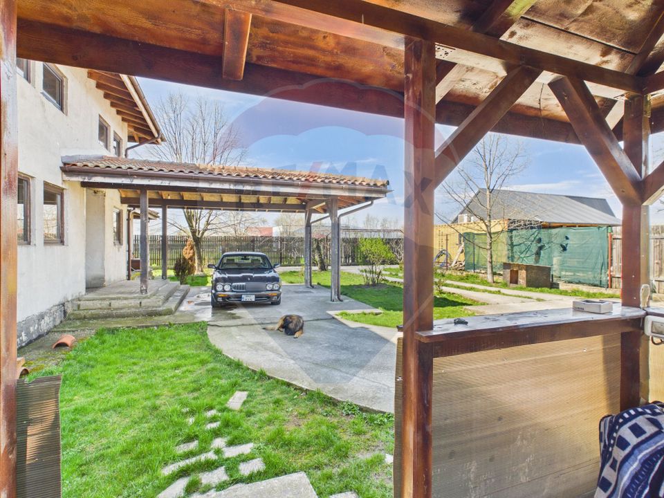 Vila Impunatoare multi-generationala cu Turnulet si Arhitectura Unica