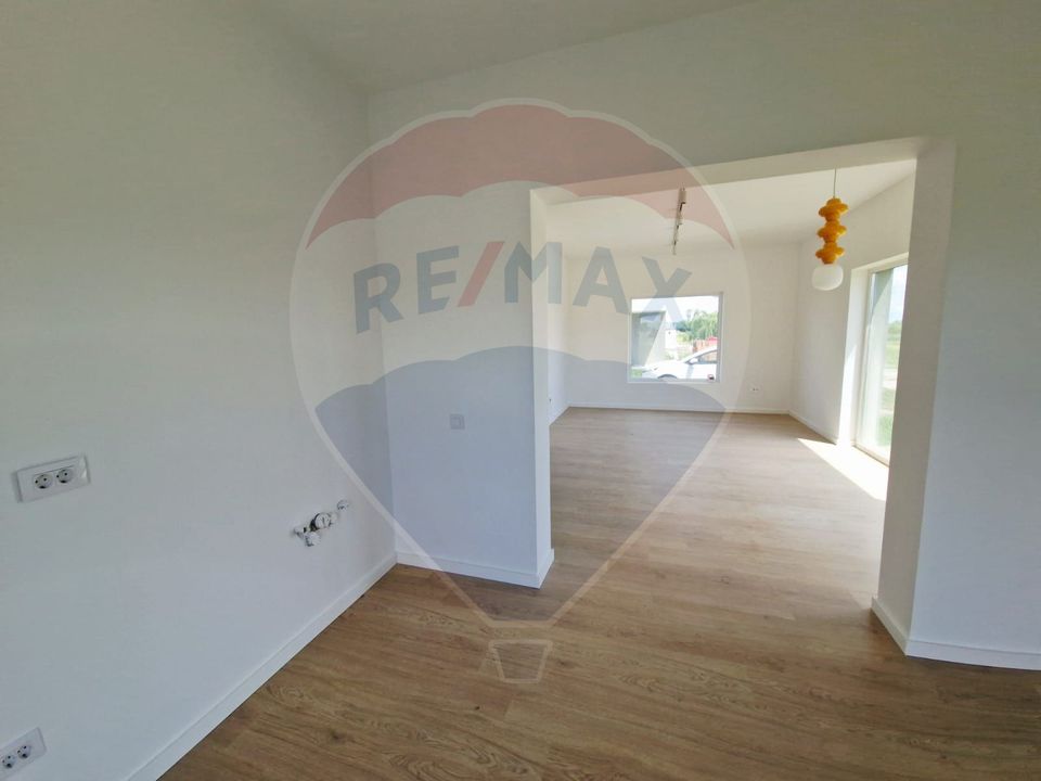 Casă / Vilă - 132,5 mp  , teren - 264 mp  / zona Cârcea