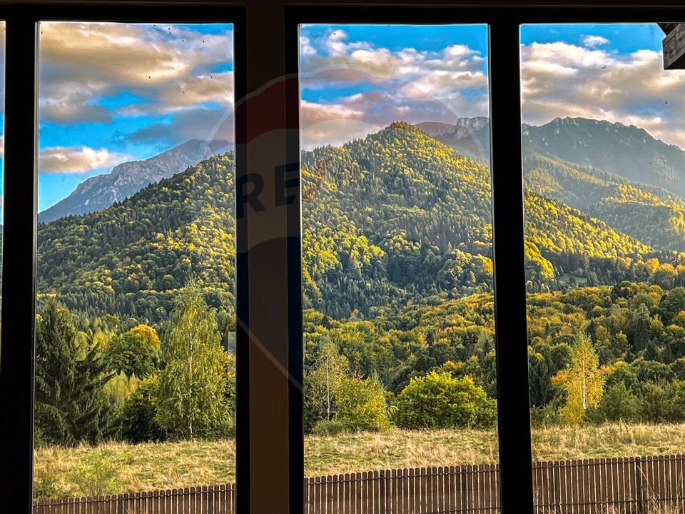 Vilă tip A-Frame, pe un platou montan, vedere panoramica catre Bucegi