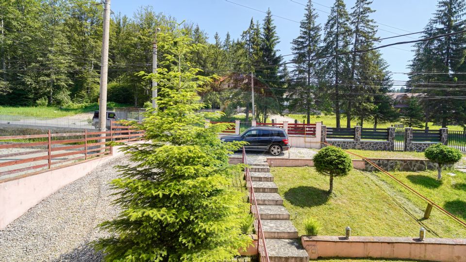 Casă / Vilă cu 8 camere de vânzare în zona Valea Rasnoavei
