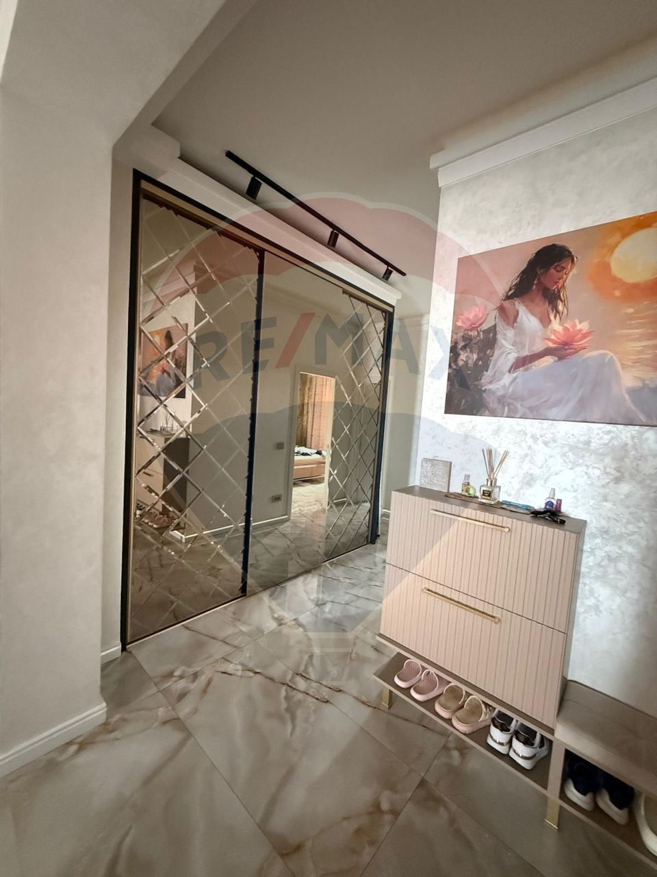 Apartament cu 4 camere de vânzare în zona Sarari