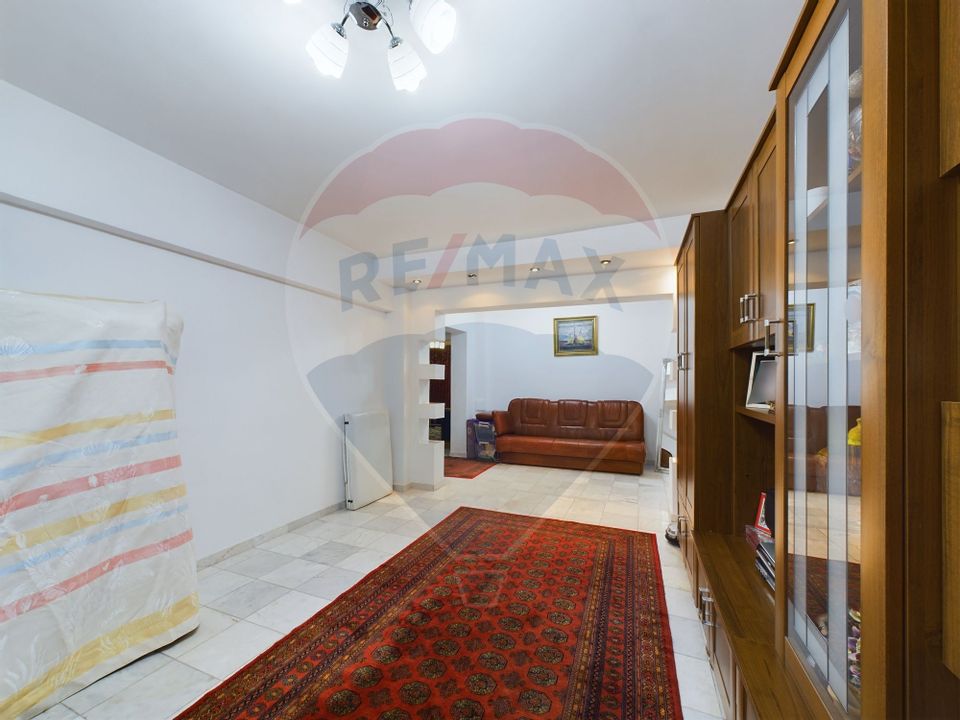 Apartament spatios cu 4 camere de vanzare pe Bdul Decebal