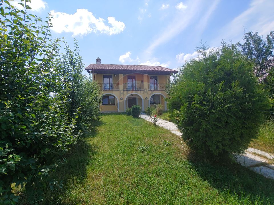 Casă / Vilă de lux cu 5 camere de vânzare în Vadu Moldovei, Suceava