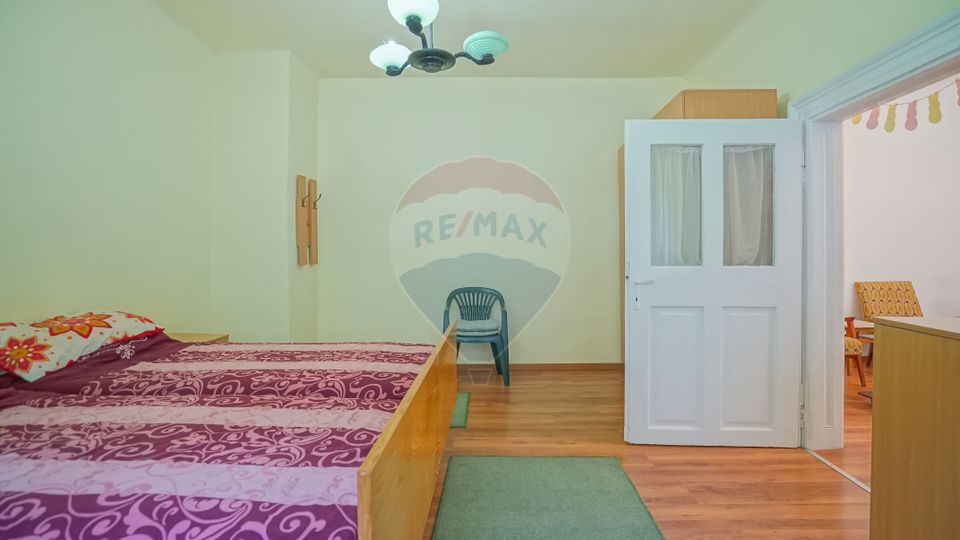 REZERVAT! Casă cu 2 camere și mult potențial, Poarta Schei