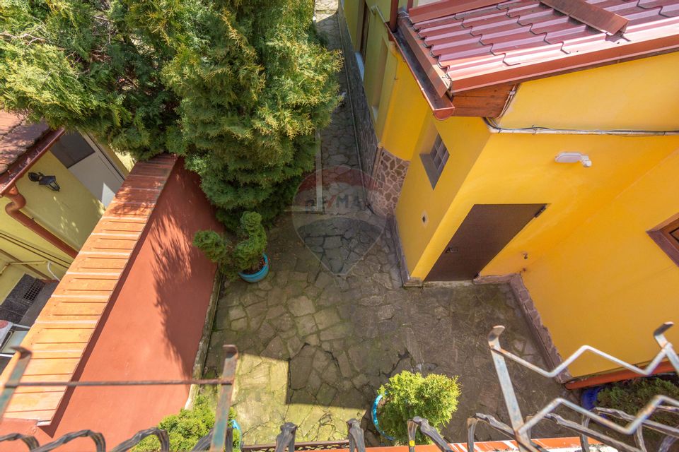 Property Located under Tâmpa composed of 2 Houses and Garden,