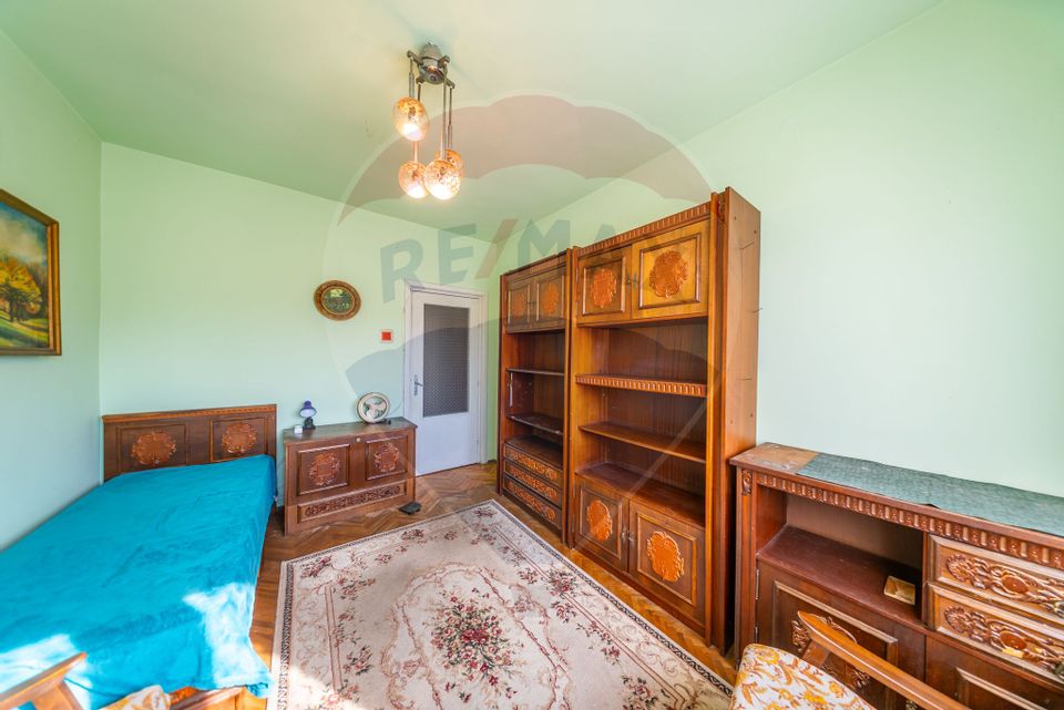 Apartament cu 4 camere, decomandat in zona centrala