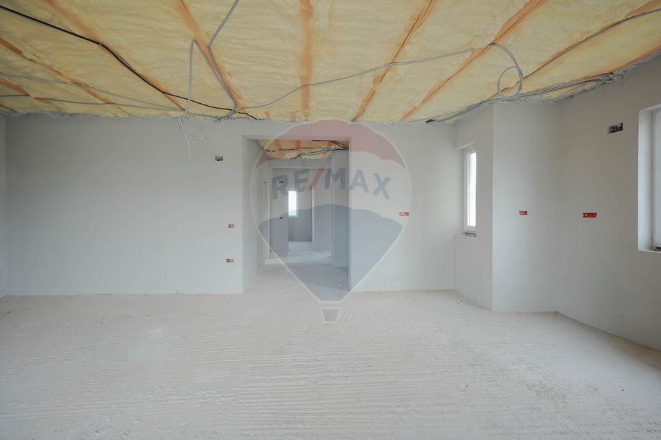 De vânzare casă semifinisată cu 3 camere, 455 mp teren, în Cihei