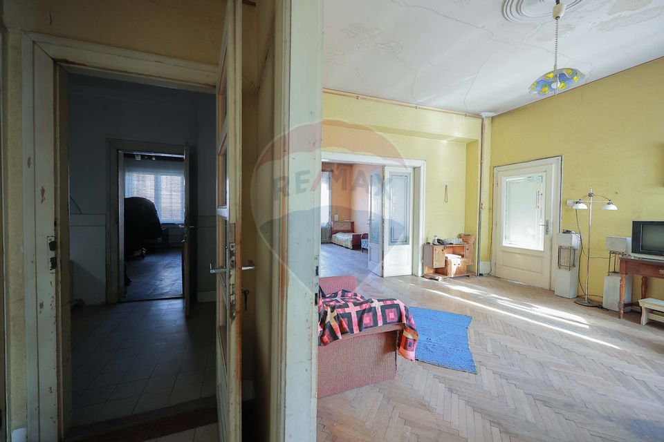 Casă Evreiască de Vânzare, Singur în Curte în zona Ultracentral