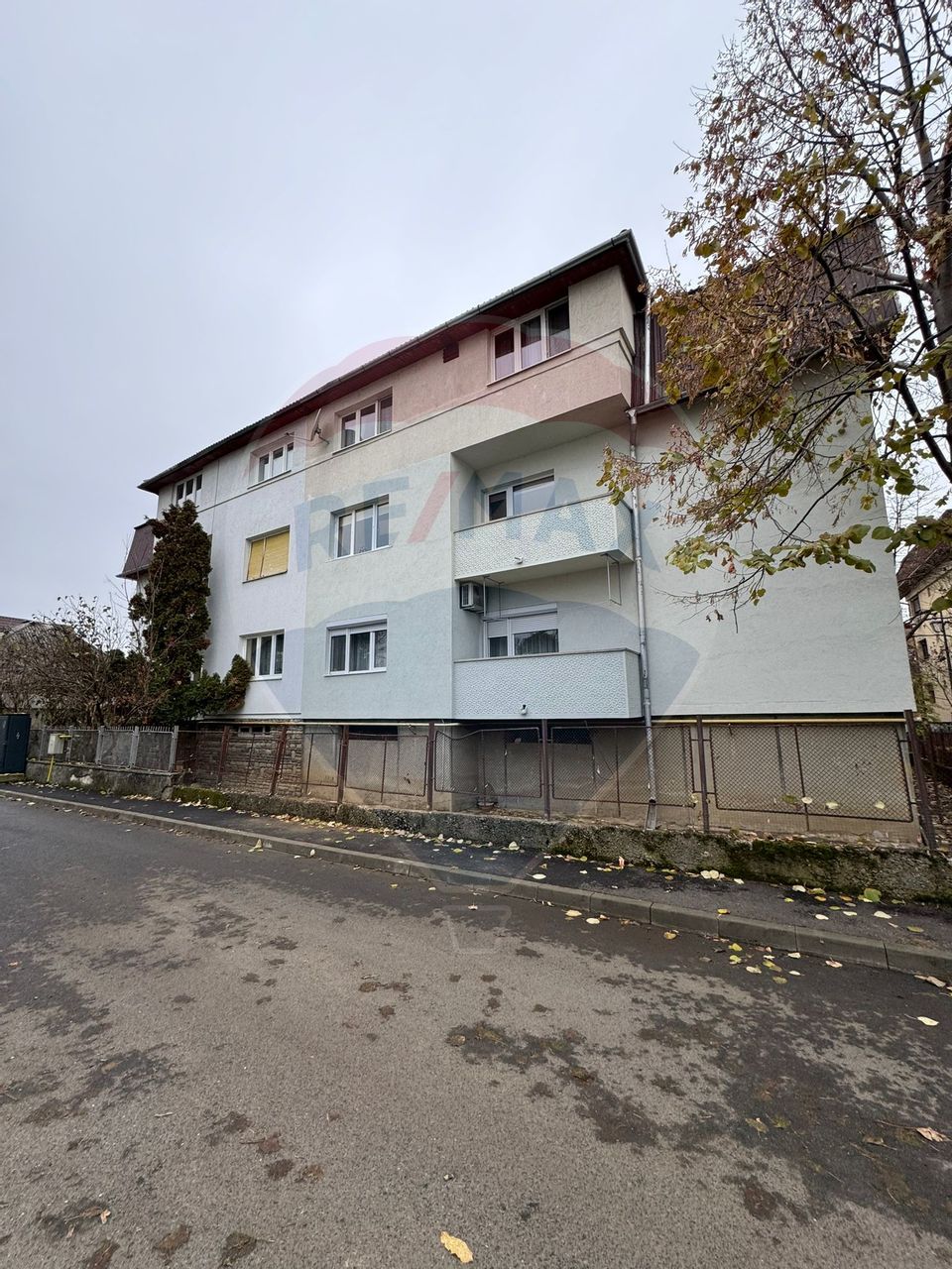 DE ÎNCHIRIAT- apartament 2 camere + garaj