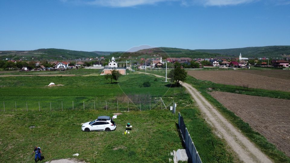 Teren intravilan 1.400 mp, împrejmuit integral – Livada, comuna Iclod