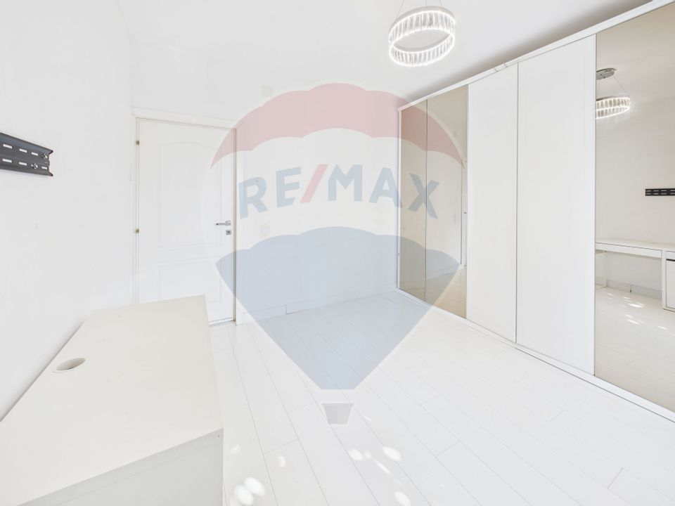 Casă / Vilă cu 4 camere de vânzare în zona Est