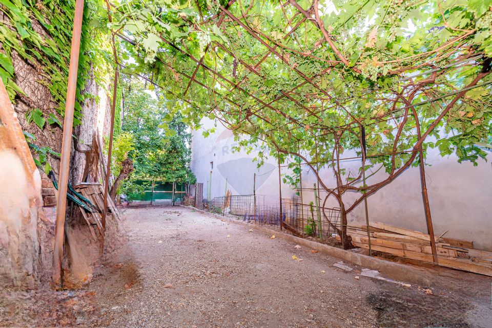 Interwar villa with access from 2 streets, Eminescu area