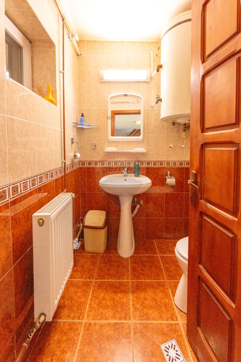 Casă spațioasă cu garaj dublu, foișor și curte amenajată