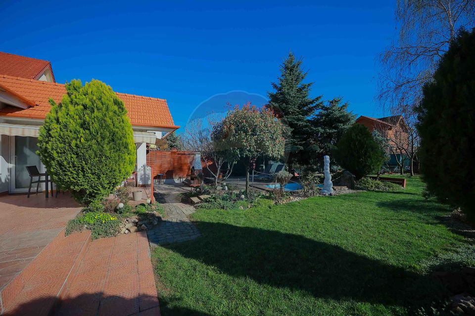 Casă cu 5 camere de vânzare în zona Episcopia Bihorului