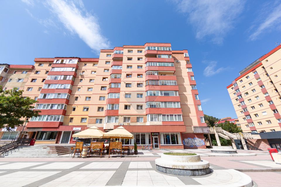 Spacious apartment for sale with 4 rooms, 2 bathrooms Răcădău