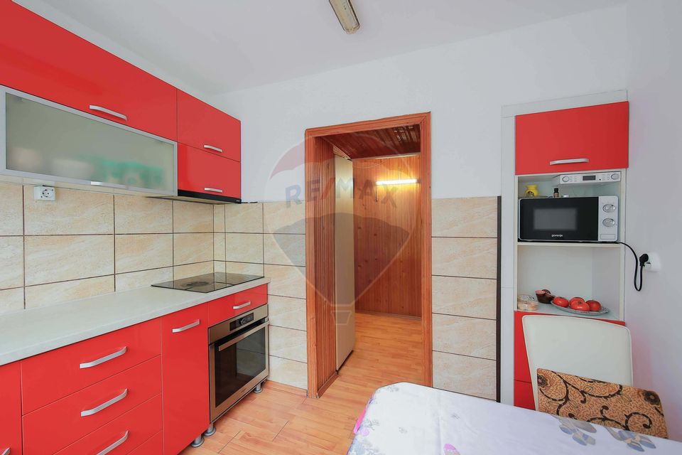 Apartament cu 3 camere de vânzare în zona Nufarul