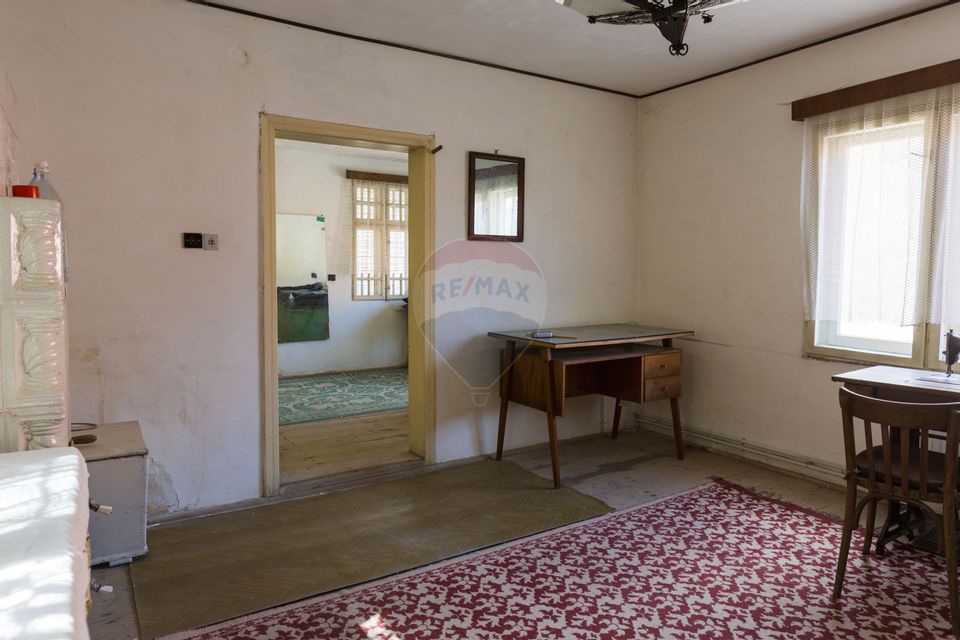 Doua Case de vanzare cu 5 camere + 3 camere,  stradal in Bran!