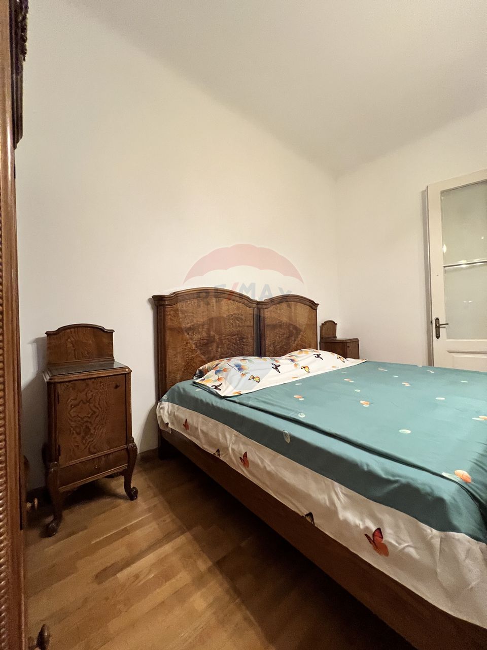 Apartament cu 3 camere de închiriat , parcare, terasa, strada Paris