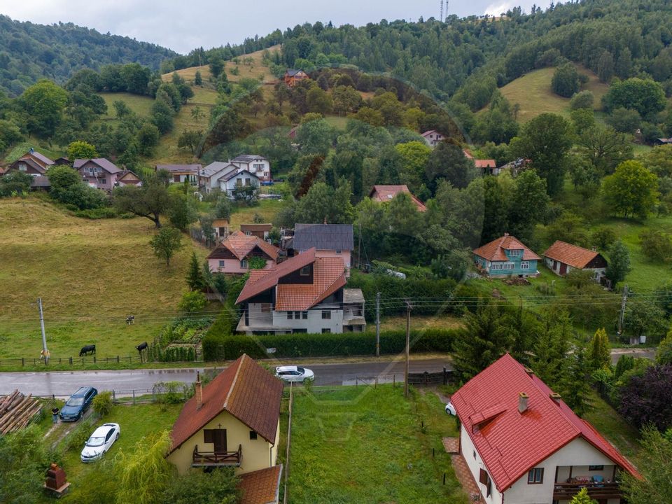 Casă / Vilă cu 8 camere / 7 bai de vânzare, Moieciu de Jos