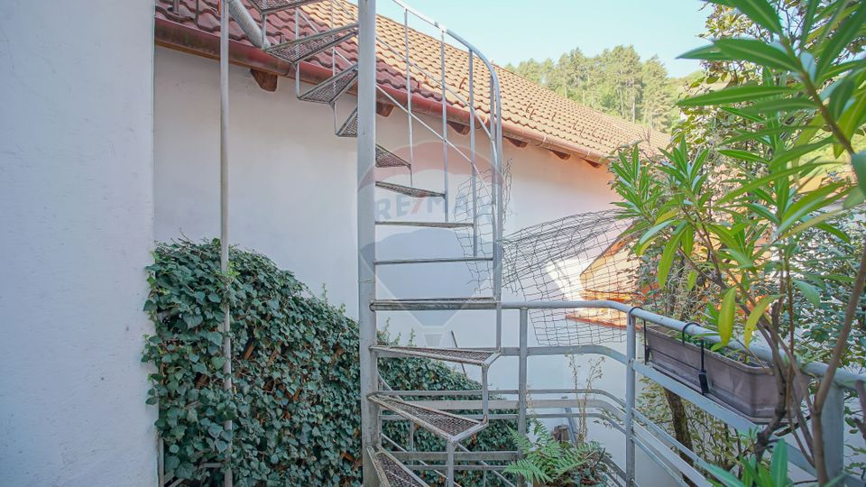 REZERVATA! Vilă impozantă, cu două apartamente și mansardă, Schei