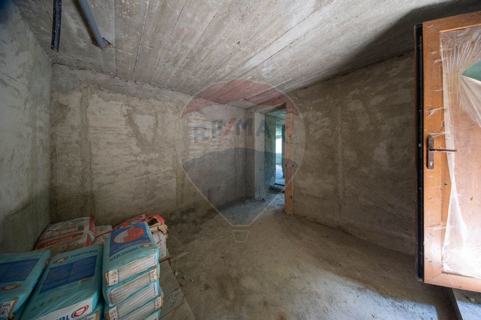 Casă / Vilă cu 8 camere / 7 bai de vânzare, Moieciu de Jos