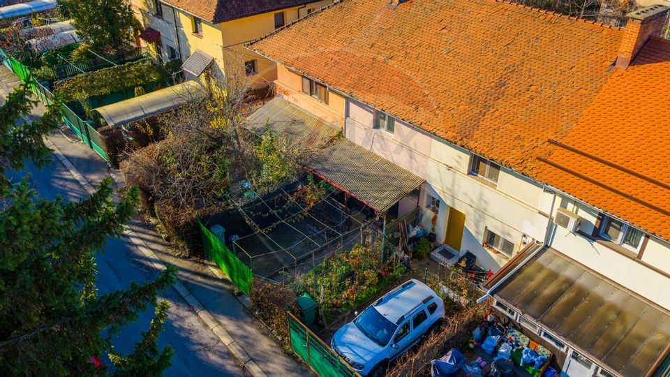 Casă "insiruita" 3 camere D+P+1+ pod/  str Forjei  - Brasov