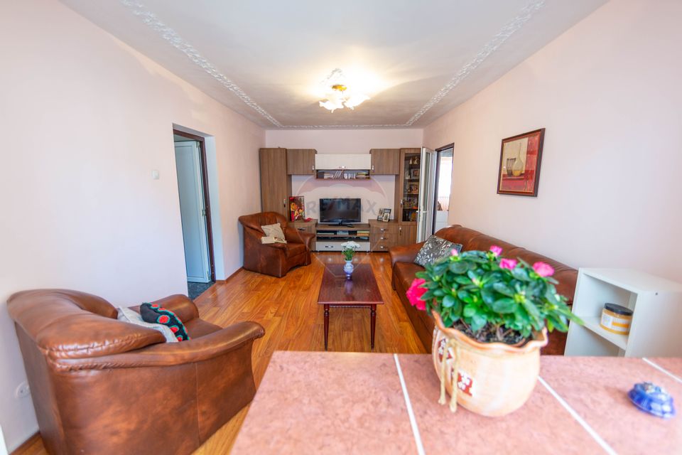 Apartament spațios de vânzare cu 4 camere, 2 băi și beci, Răcădău