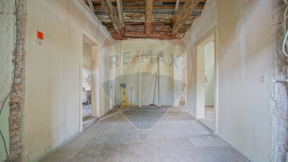 OFERTĂ REZERVATĂ! Casă renovabilă în Schei