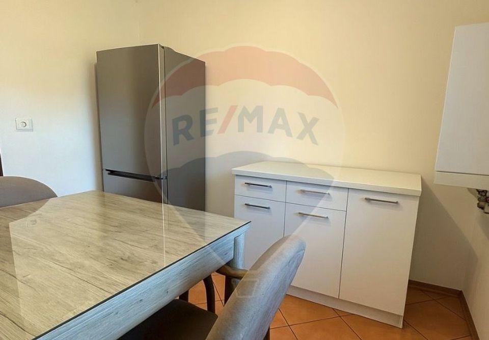 Apartament cu 3 camere de închiriat în zona Central