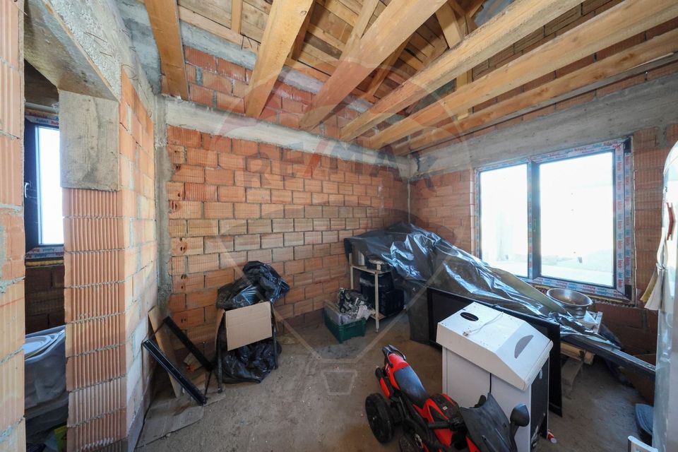 Duplex  la roșu cu 2 apartamente - 6 camere, terase generoase și curte