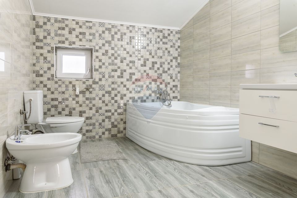 4 room House / Villa for sale, Exterior Est area