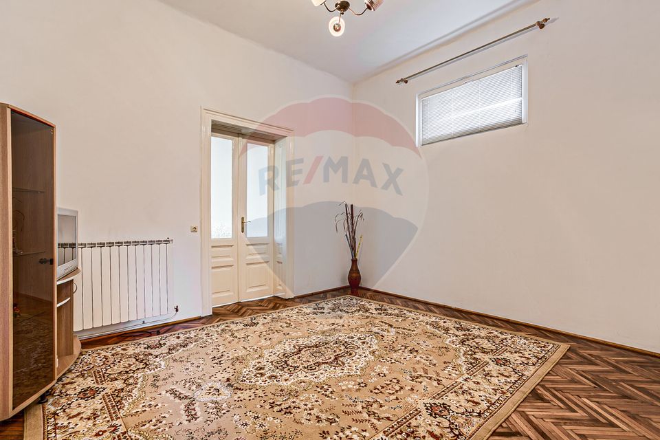 Apartament 4 camere spațioase,  curte,  zona Piata Catedralei