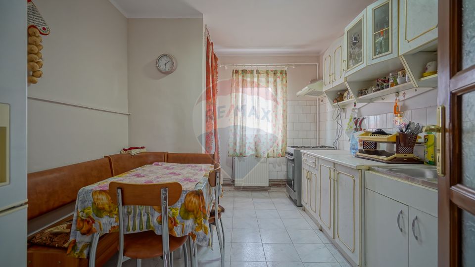 Apartament cu 3 camere de vânzare în zona Bartolomeu