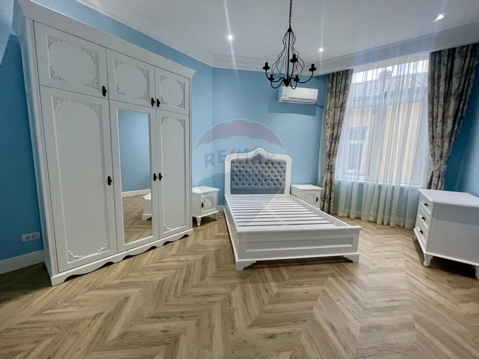 Apartament cu 5 camere de vanzare in zona ultracentrala a capitalei