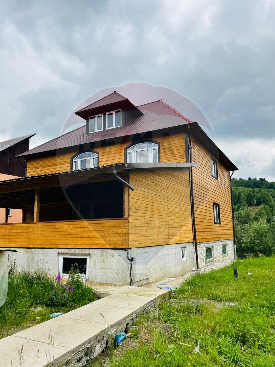 Hotel / Pensiune cu 9 camere de închiriat în zona Est