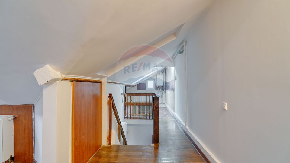 REZERVAT! Apartament generos, 6 camere, 3 băi, str Castelului