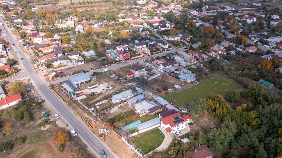 Vanzare  casa cu restaurant, terasa si teren intravilan liber - Titu