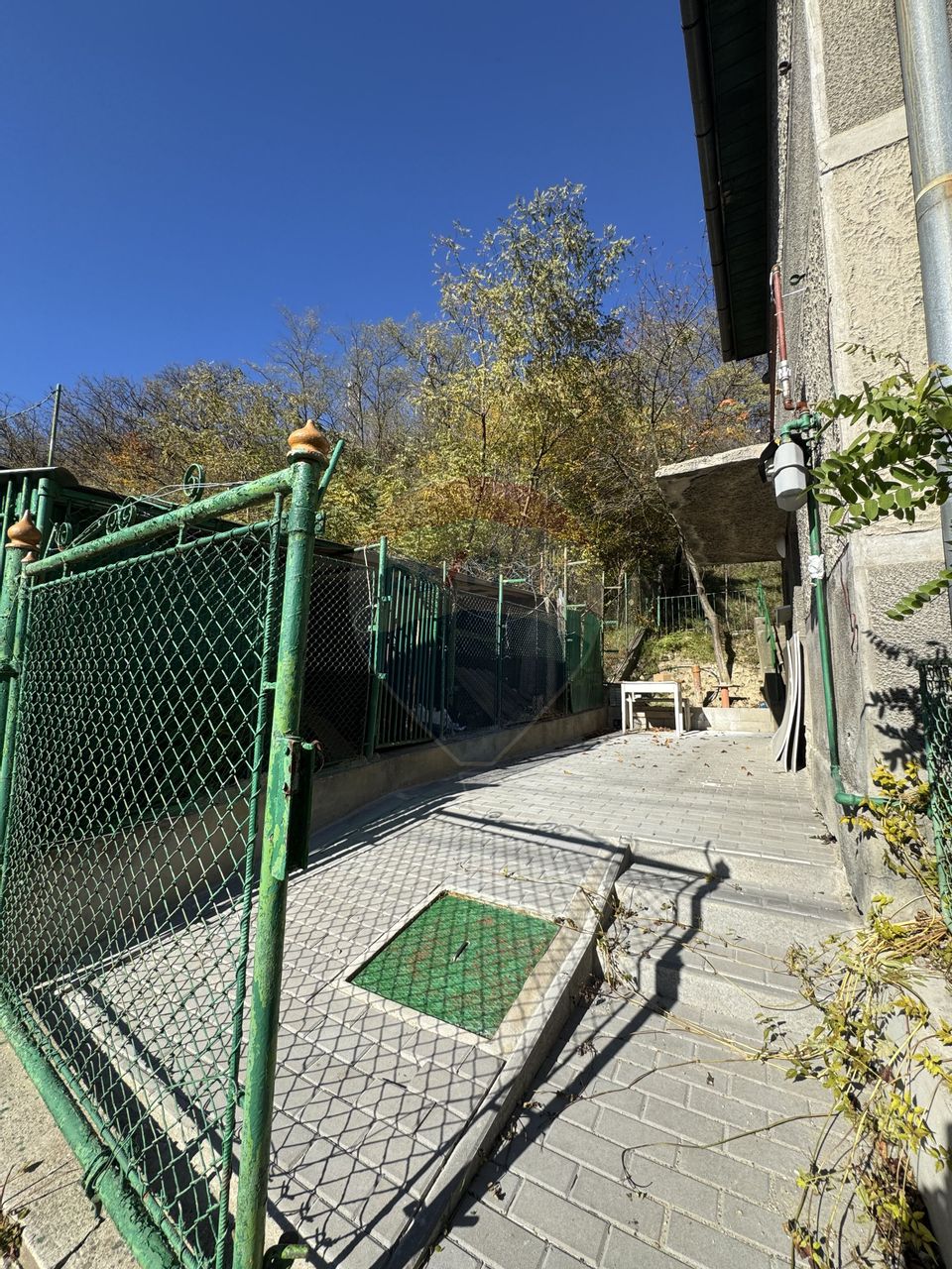 Casă complet renovată la interior în cartierul Vitrometan