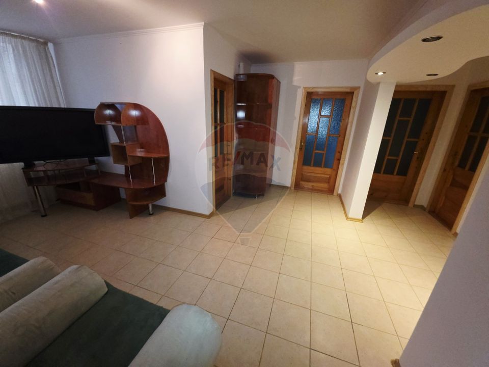 Apartament cu 4 camere de vânzare în zona Calea Romanului