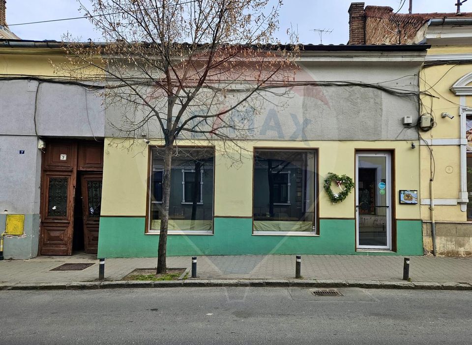 85sq.m Commercial Space for rent, Ultracentral area