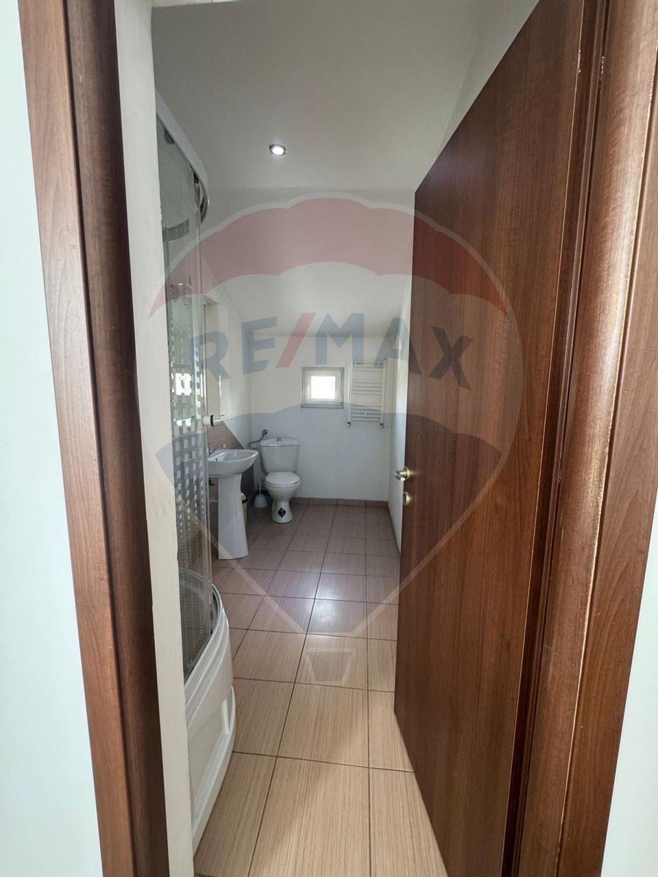 Spațiu comercial de 900mp de vânzare în zona Romanesti