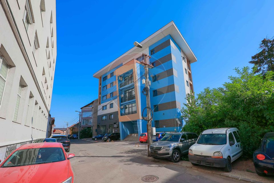 De vânzare Apartament cu 2 camere + loc parcare în zona Ultracentralǎ