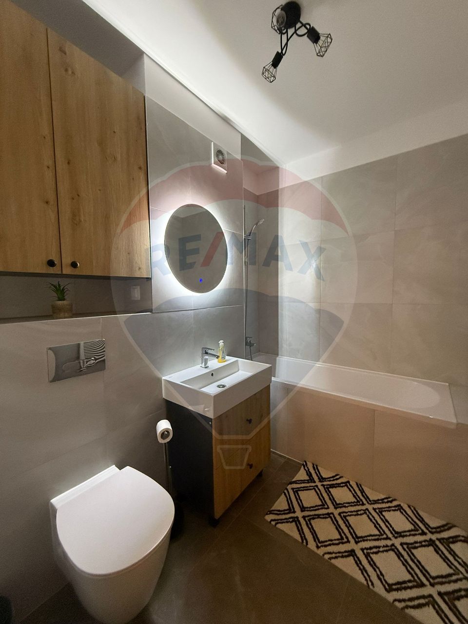 Apartament cu 3 camere, 2 bai și loc de parcare