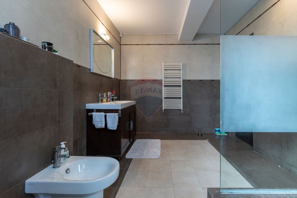 Vilă cu 7 camere de vânzare în zona Centrală Orașul  BUHUȘI