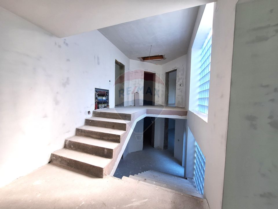 Casă / Vilă la gri aproape gata sa devina " acasa" !