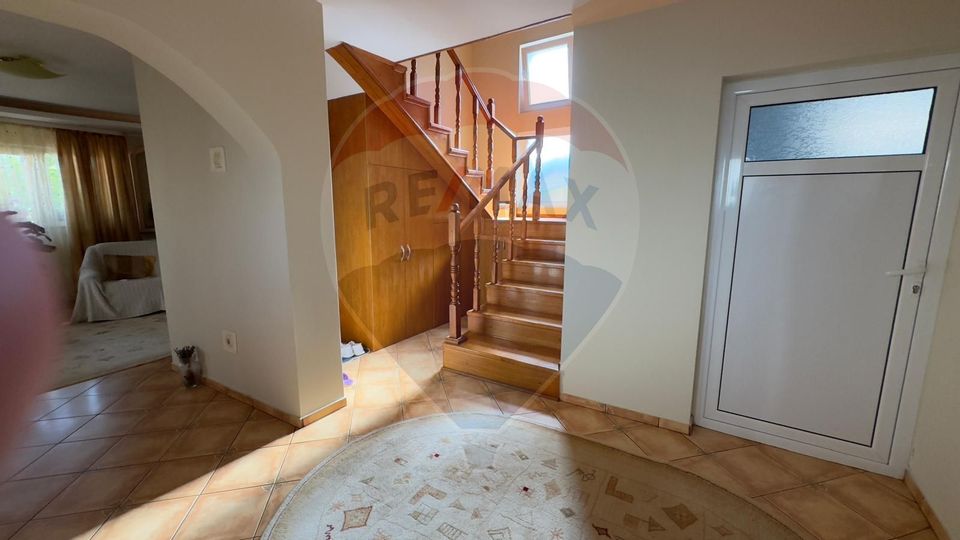 De vânzare 2 Corpuri de Casa si Teren 1388 mp in Geamăna, Bradu