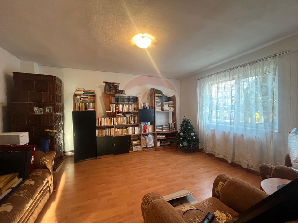 Casa cu 5 camere de vanzare in Priseaca