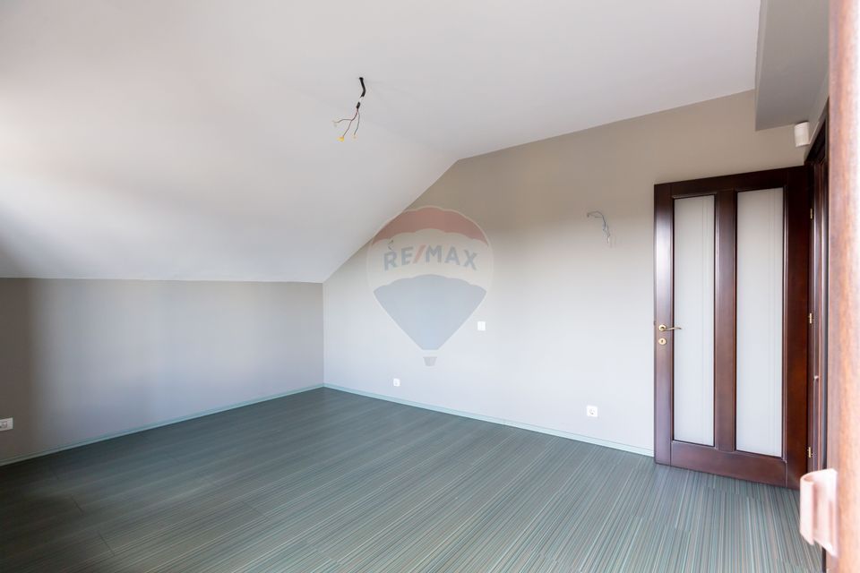 10 room House / Villa for sale, Serbanesti area