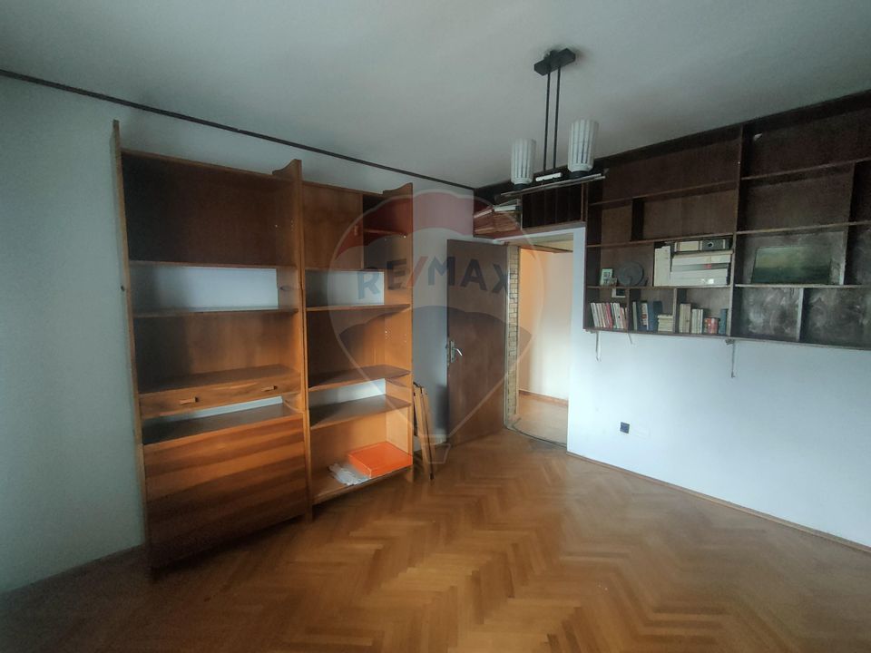 Apartament cu 3 camere de vanzare langa Spitalul Judetean